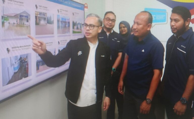 Pusat Sebaran Maklumat Nasional  tenggelam banjir dikunjungi Menteri Komunikasi