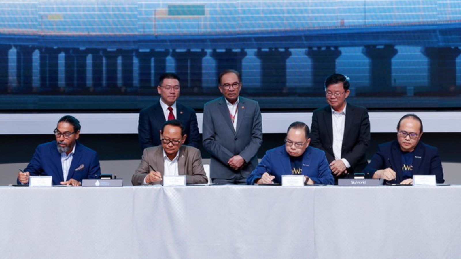 KUALA LUMPUR, 10 Dis -- Perdana Menteri Datuk Seri Anwar Ibrahim (berdiri tengah) menyaksikan Majlis Menandatangani Perjanjian Pembangunan Bersama Rumah Mampu Milik Bakat Baru MADANI antara (duduk dari kiri) Ketua Pegawai Eksekutif PDC Properties Ir Ismail Ishak, Ketua Pegawai Eksekutif PDC Datuk Aziz Bakar, Pengerusi Eksekutif dan Pengasas Skyworld Development Berhad Datuk Seri Ng Thien Ping, Ketua Pegawai Eksekutif Skyworld Development Berhad Lee Chee Seng hari ini.

Turut sama Menteri Perumahan dan Kerajaan Tempatan Nga Kor Ming (berdiri kiri) dan Ketua Menteri Pulau Pinang Chow Kon Yeow. 

-- fotoBERNAMA (2024) HAK CIPTA TERPELIHARA