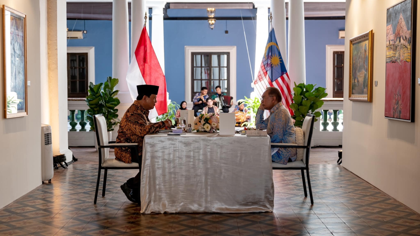 YAB Perdana Menteri, Dato’ Seri Anwar Ibrahim bersama Presiden Indonesia, Prabowo Subianto ketika makan tengahari bersama di Rumah Tangsi, Kuala Lumpur pada 9 Januari 2025. - AFIQ HAMBALI/Pejabat Perdana Menteri
NO SALES; NO ARCHIVE; RESTRICTED TO EDITORIAL USE ONLY. NOTE TO EDITORS: This photos may only be used for editorial reporting purposes for the contemporaneous illustration of events, things or the people in the image or facts mentioned in the caption. Reuse of the pictures may require further per